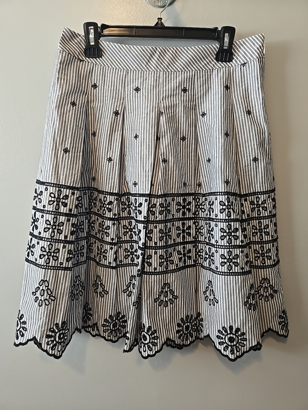 Talbots Skirt  Gray Black Striped With Eyelet Cutouts. Side Zip Lined Sz.8